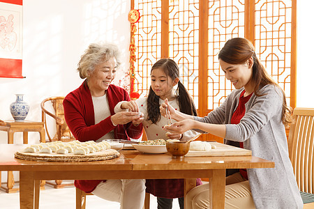 天真中庭生活幸福家庭过年包饺子图片