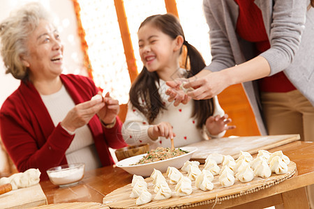 新年前夕快乐25岁到29岁幸福家庭过年包饺子图片