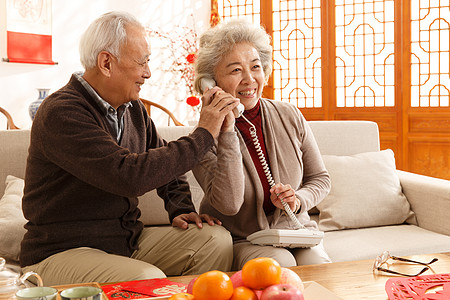 庆祝坐着传统文化老年夫妇打电话图片