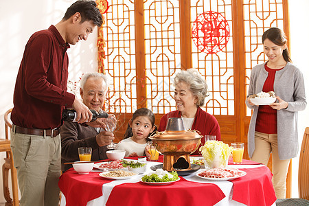 羊肉满意餐桌幸福家庭过年吃团圆饭图片