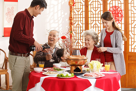 成年人满意传统幸福家庭过年吃团圆饭图片