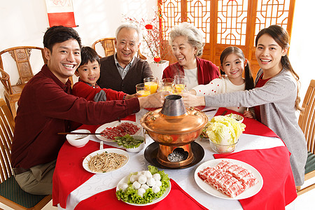 果汁Png温馨老年人六个人幸福家庭过年吃团圆饭背景