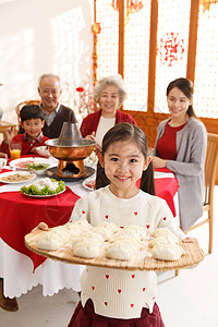 正面视角毛衣儿童小女孩过年端着饺子背景