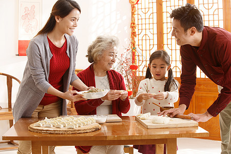 人65到69岁25岁到29岁幸福家庭过年包饺子图片
