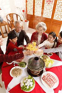 庆祝的小朋友饮料房屋饮食幸福家庭过年吃团圆饭背景