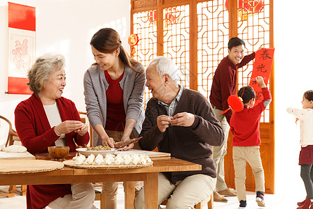 新年30多岁水平构图幸福家庭过年包饺子图片