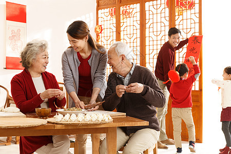 新年30多岁水平构图幸福家庭过年包饺子图片