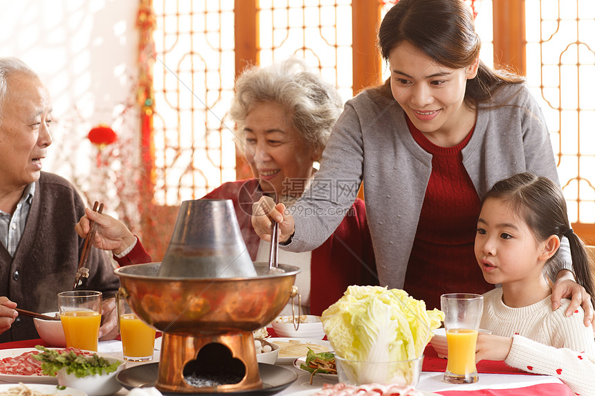 快乐休闲装四个人幸福家庭过年吃团圆饭图片