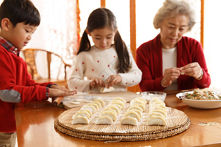 5到6岁东亚团结幸福家庭过年包饺子高清图片