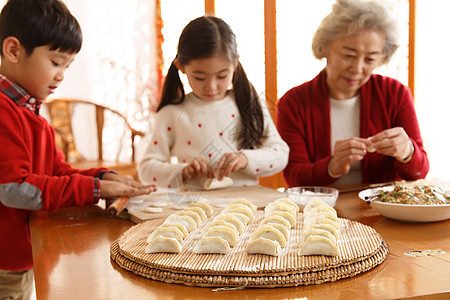 5到6岁东亚团结幸福家庭过年包饺子图片
