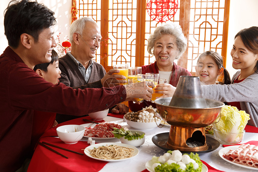 男孩东亚玻璃杯幸福家庭过年吃团圆饭图片