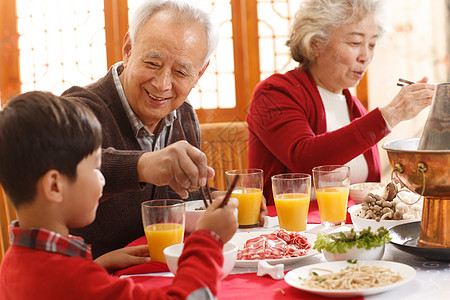 水平构图摄影满意幸福家庭过年吃团圆饭图片