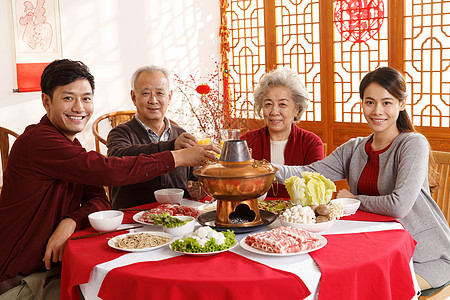 兴奋年夜饭传统节日幸福家庭过年吃团圆饭图片