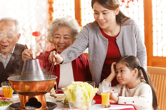 食品户内幸福家庭过年吃团圆饭图片