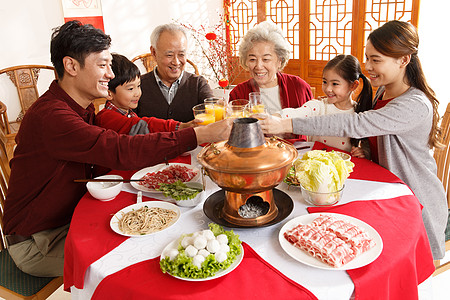 人祖父成年人幸福家庭过年吃团圆饭图片