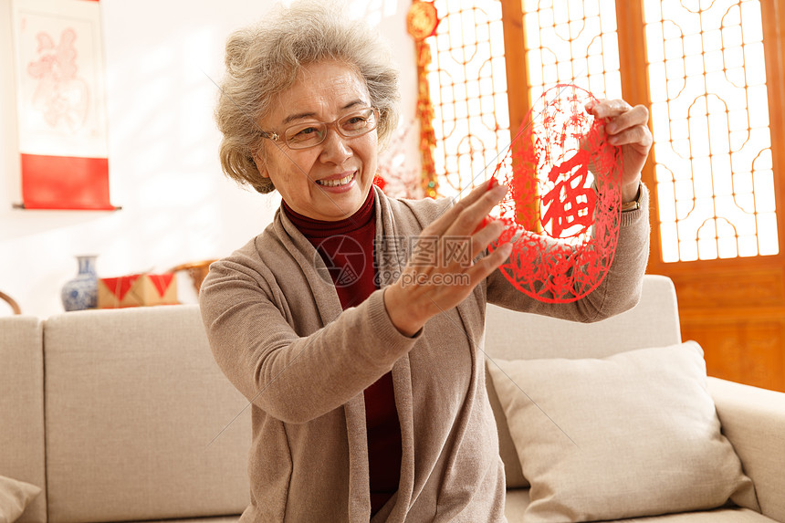 人家庭生活福字老年人过年贴窗花图片