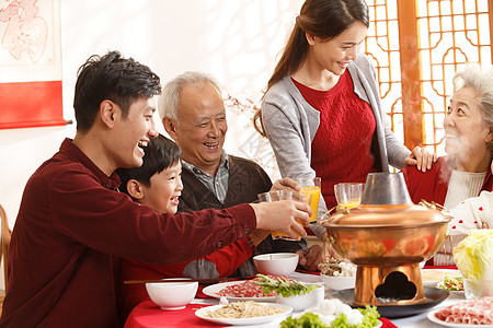 食品东方人儿子幸福家庭过年吃团圆饭高清图片