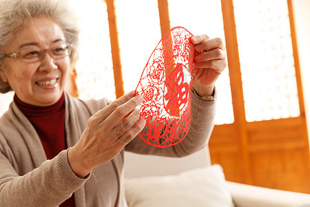 元素仅一个老年女人健康生活方式老年人过年贴窗花图片