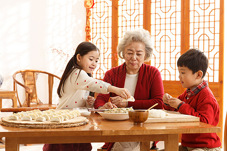 65到69岁满意两个孩子的家庭幸福家庭过年包饺子图片