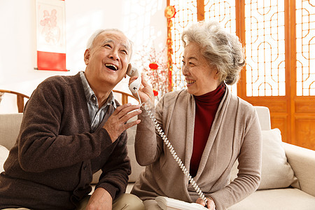 传统节日健康的65到69岁老年夫妇打电话图片