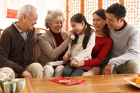 兴奋孙女东亚幸福家庭过年打电话图片