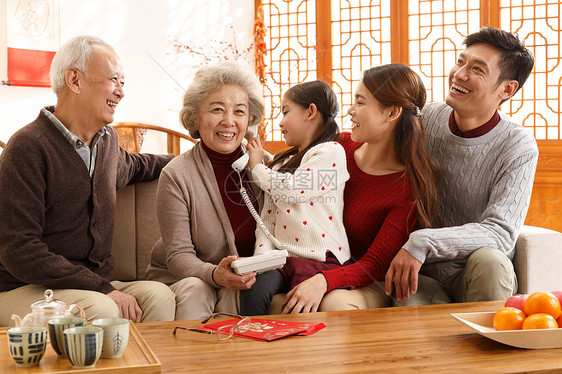 元旦东方人东亚幸福家庭过年打电话图片