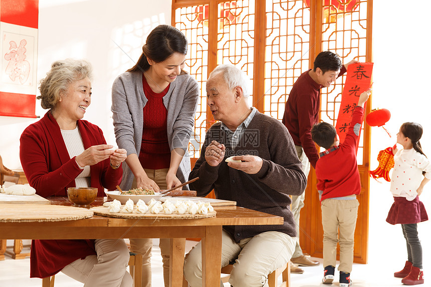 可爱的女人满意幸福家庭过年包饺子图片