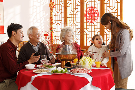 联系饮食新年前夕幸福家庭过年吃团圆饭图片