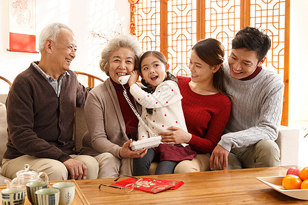 聚会电话拜年毛衣幸福家庭过年打电话图片