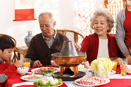 休闲装单亲家庭庆祝幸福家庭过年吃团圆饭图片