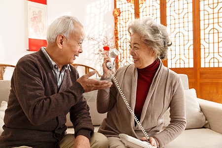 面对面老年人彩色图片老年夫妇打电话图片