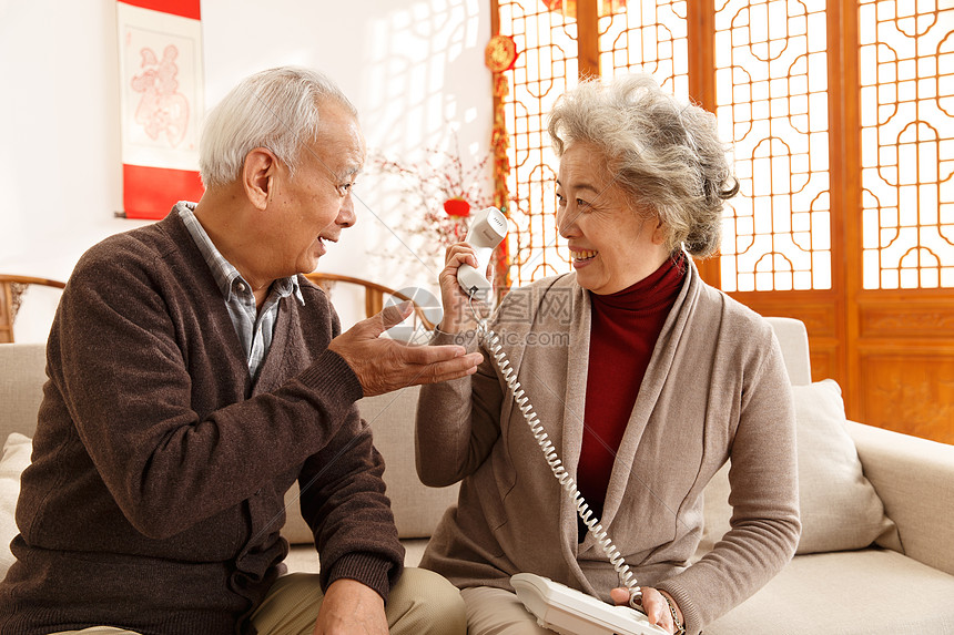 面对面老年人彩色图片老年夫妇打电话图片