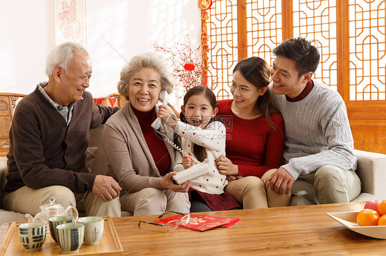 父亲可爱的春节幸福家庭过年打电话图片