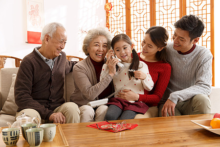 电话拜年母亲团圆幸福家庭过年打电话图片