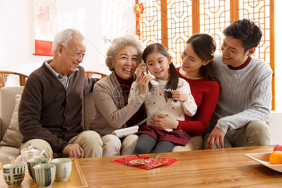 电话拜年母亲团圆幸福家庭过年打电话图片