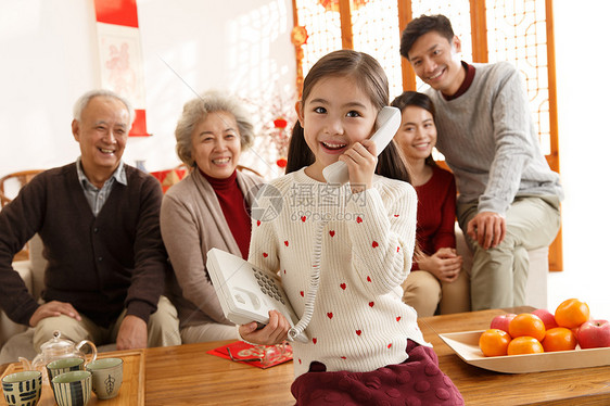 白昼新年前夕夫妇快乐小女孩过年打电话图片