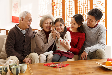 团圆喜庆传统幸福家庭过年打电话图片