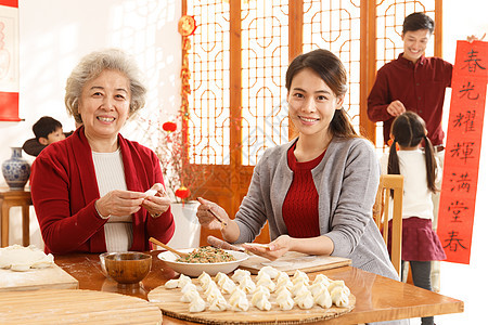 60多岁5到6岁传统节日幸福家庭过年包饺子图片
