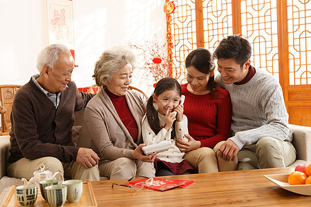 天真休闲装东亚幸福家庭过年打电话图片