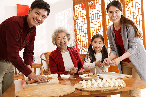 聚会青年人白昼幸福家庭过年包饺子图片