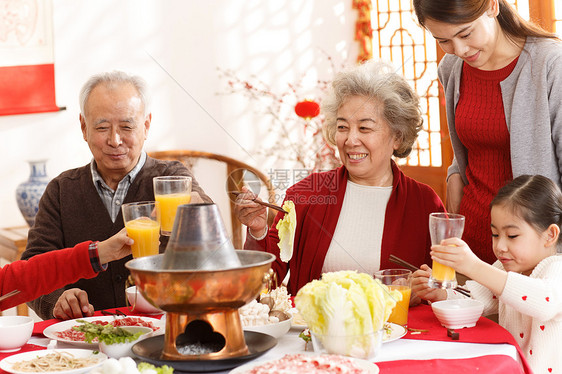 传统文化20多岁水平构图幸福家庭过年吃团圆饭图片