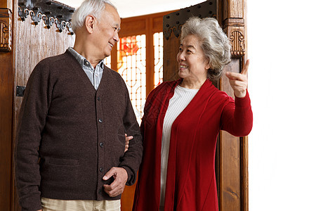 迎接传统文化满意幸福的老年夫妇图片