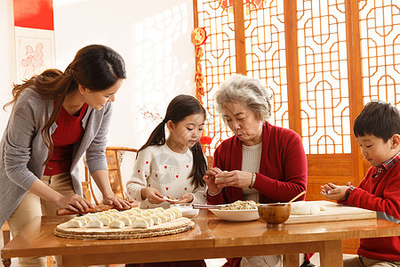 孙子温馨祖母幸福家庭过年包饺子图片