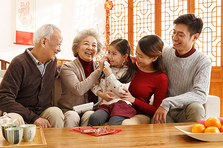 庆祝65到69岁祖父幸福家庭过年打电话图片