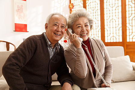 老年男人东亚男人老年夫妇打电话图片