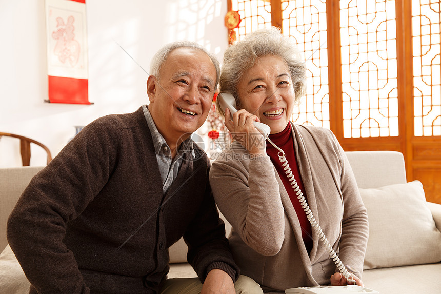 老年男人东亚男人老年夫妇打电话图片