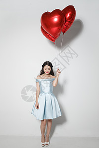 爱浪漫成年人青年女人拿着心形气球图片