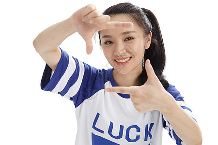 中国框白昼做手势成年人快乐的年轻女人背景