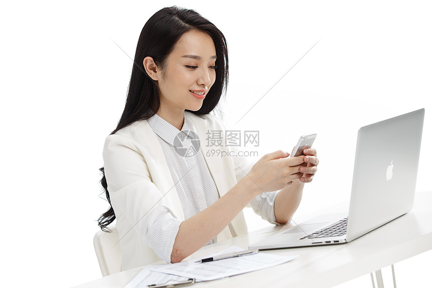 东方人彩色图片快乐年轻商务女看手机图片