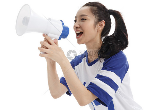 户内成年人白昼拿着话筒大喊的年轻女人图片